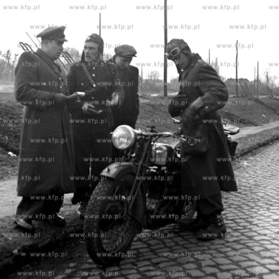 Kontrola drogowa Milicji Obywatelskiej. 19560007609zFot....