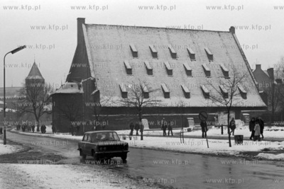 Ulica Rajska w Gdańsku. Po prawej Wielki Młyn, na...