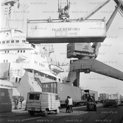 Zładunek kontenerów na drobnicowiec PLO Generał...