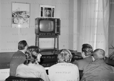 Grupa mężczyzn współnie ogląda telewizję. 
23.04.1975
4kwiecien75_z.kosycarz_p35
Fot....