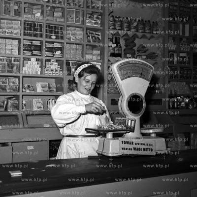 W sklepie z artykułami spożywzymi. 
1959
0008359z
Fot....