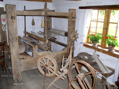 Skansen w Nadolu Nz. Wnetrze chaty gburskiej. Kolowrotki...