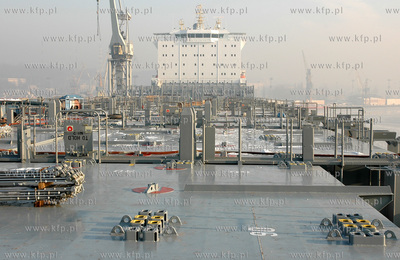 Stocznia Gdynia SA w Gdyni. Kontenerowiec Charlotte...