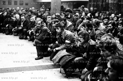 Stocznia Gdanska. Msza w przededniu wprowadzenia stanu...