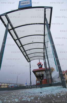 Zniszczony przystanek autobusowy na ul. Dabrowskiego...