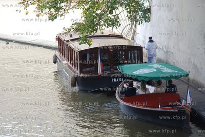 Praga (Czechy). Kawiarenki na wodzie zacumowane przy...