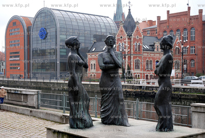 Bydgoszcz. Rzezba Trzy Gracje Jerzego Buczkowskiego...