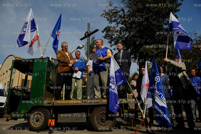 Gdynia. Pikieta pod brama do Stoczni Gdynskiej nawolujaca...