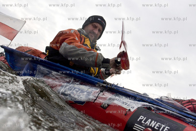 Podroznik Marek Kaminski podczas kajakowego splywu...
