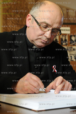 Wejherowo. W wejherowskim ratuszu wylozono ksiege kondolencyjna...