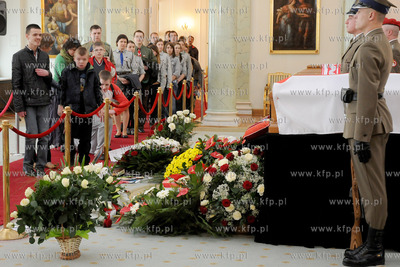 Warszawa. Trwa zaloba narodowa po katastrofie prezydenckiego...