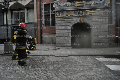 Pozar w piwnicach zabytkowej Gdanskiej Zbrojowni w...