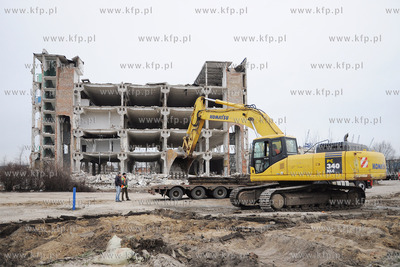 Gdynia. Rozbiorka magazynu portowego pomiedzy ulicami...