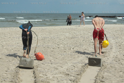 Kolobrzeg. Ratownicy przygtowuja kapielisko.
23.06.2011
fot....