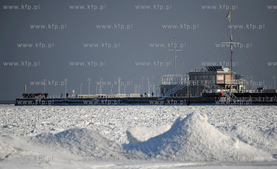 Sopot. Zimowa sceneria na plazy i sopockim molo. 16.02.2012...
