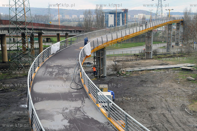 Prace wykonczeniowe estakady rowerowej wzdluz Estakady...