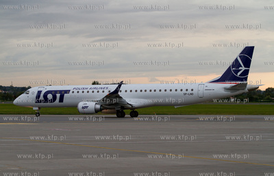 Gdansk, Rebiechowo. Nz. Embraer 195 Polskich Linii...