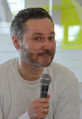 Sopot. Zatoka Sztuki. Jaroslaw Walesa czyta dzieciom...