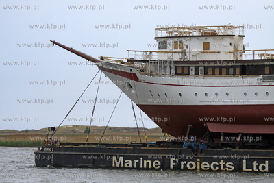 Transport kadluba do portu wewnetrzego w Gdansku szkolnego...