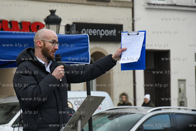 Około setki przeciwników szczepień i obostrzeń...