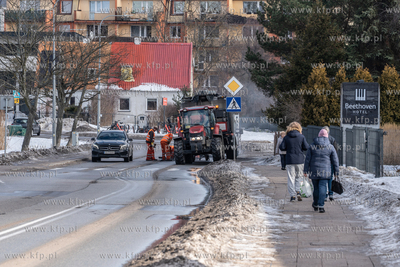 Suchaninoi. Interwencujne łatanie dziur w drodze po...