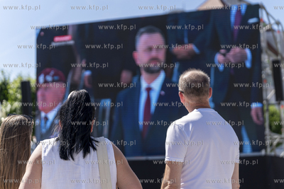 Parada morska z okazji Święta Wojska Polskiego oglądana...