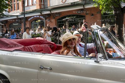 Sopot. Parada ulicą Bohaterów Monte Cassino do muszli...