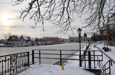 Zimowa zawitala do Gdanska .Nz. zamarznieta Motlawa....