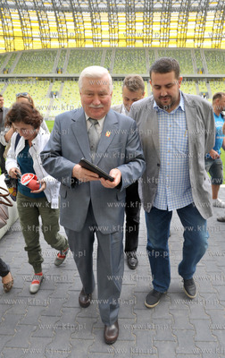 Prezydent Lech Walesa zwiedza stadion PGE Arena w Gdansku....