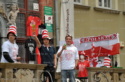 Gdansk, ul. Piwna. sklep z gadzetami dla kibicow. 12.06.2012...