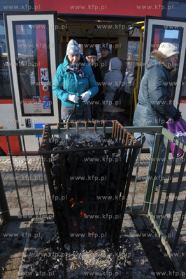 Na przystankach komunikacji miejskiej przy Dworcu PKP...
