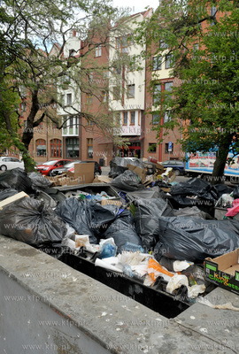 Przepelnione smietniki w Gdansku na ul. Tokarskiej...