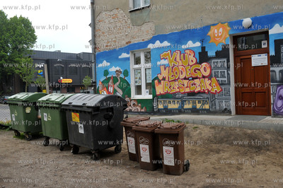 Gdansk Wrzeszcz. Ul. Wajdeloty. Smietniki przed klubem...