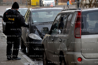 Gdansk. Parkujace samochody na ul. Katarzynki. Nie...