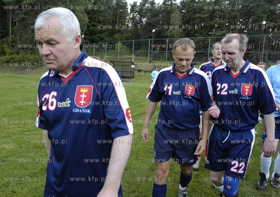 Donald Tusk na boisku pilkarskim. Po lewej Jan Krzysztof...