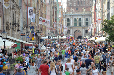 Wakacyjny tłum na ul. Długiej w Gdańsku. W oddali...