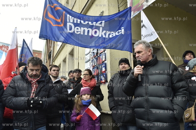 Pikieta opozycji przed biurami posłów PiS na Targu...