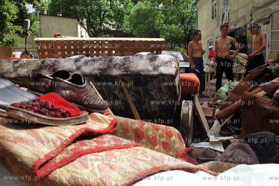 Po powodzi w Gdansku. Orunia, ul. Goscinna. 12.07.2001...