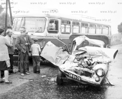 Wypadek autobusu marki san i samochodu syrena bosto...