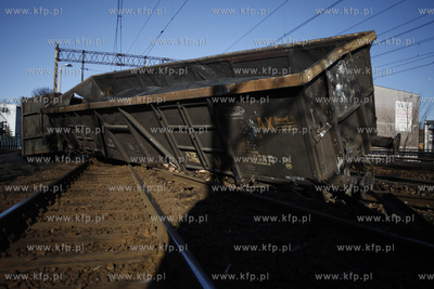 Wykolejony pociag towarowy. Sklad wypadl z szyn  miedzy...