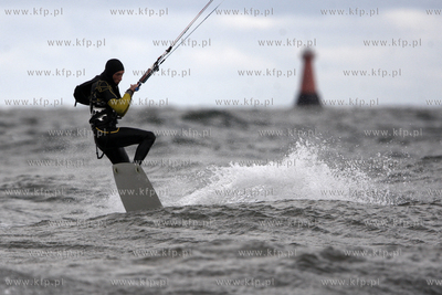 Gdansk Brzezno. Silny wiatr, duza fala to wymarzone...