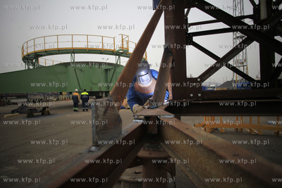 Gdynia. Zaladunek elementow tzw. stacker reclaimer,...