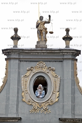 Gdansk. Uroczysty powrot Panienki z Okienka
do kamienicy...