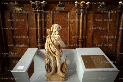 Gdansk. Dwor Artusa. Wystawa Prosimy dotykac eksponatow,...