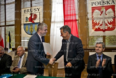 Przejazd pociągu na trasie Gdynia Główna - Brusy,...