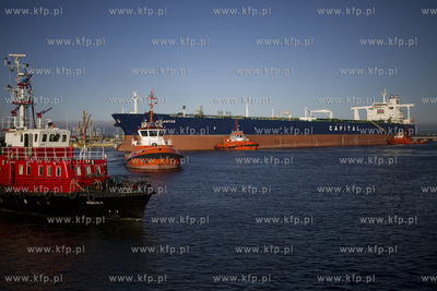 Irański supertankowiec M/T Atlantas wpływa do Naftoportu...