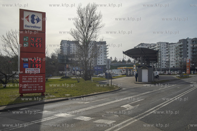 Gdańsk. Stacja paliw Carrefour przy C.H. Morena ul....