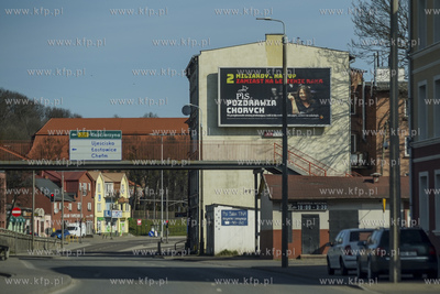 Gdańsk, Orunia. Billboard krytykujący ustawę przegłosowaną...