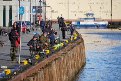 Wędkarze nad Nową Motławą na Wyspie Spichrzów....