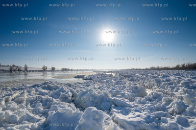 Zima. Wisła w okolicy mostu w Kiezmarku. 18.01.2026...